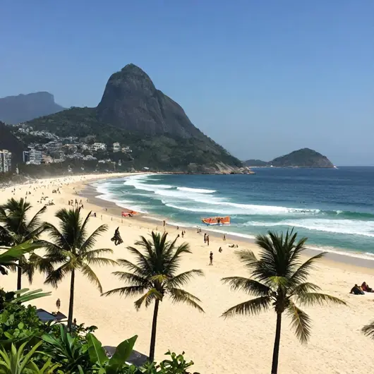 Cavaleiros Beach: Um Paraíso Tropical no Brasil Cavaleiros Beach: Um Paraíso Tropical no Brasil